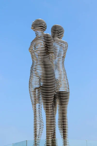 ジョージア州バトゥミ2018年5月3日 男と女 または アリとニノ と題された金属彫刻を青空に向かって動かす — ストック写真