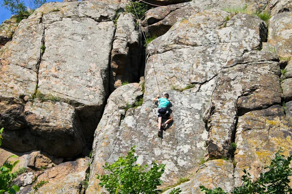 岩の上を登る少年 — ストック写真