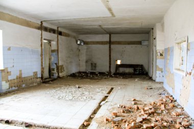 Terk edilmiş restoranın içinde.