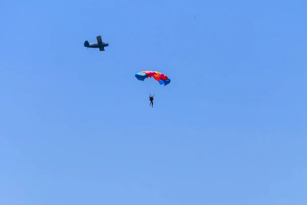 Fallschirmspringer Und Flugzeug Blauen Himmel Aktiver Lebensstil Extremsport — Stockfoto