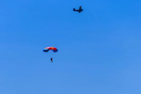 落下傘兵と青い空に飛行機 アクティブなライフ スタイル 極端なスポーツ — ストック写真