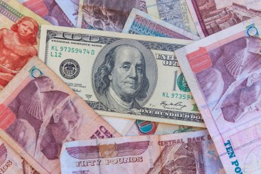 Mısır banknotlarının arka planında 100 dolarlık banknot