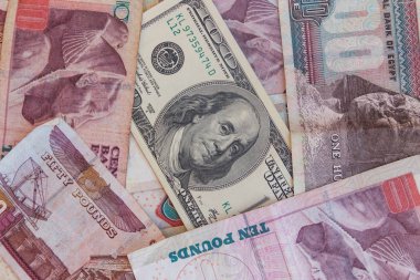 Mısır banknotlarının arka planında 100 dolarlık banknot