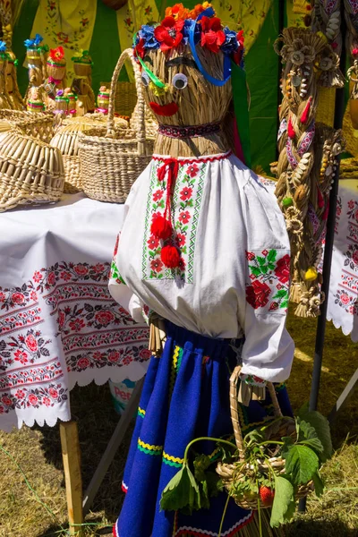 Соломенная Манекен Традиционной Украинской Одежде Декора Время Ярмарки — стоковое фото