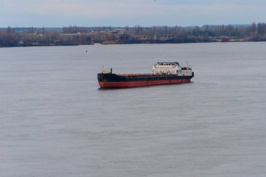 Kargo gemisi Dinyeper nehrinde yol alıyor.