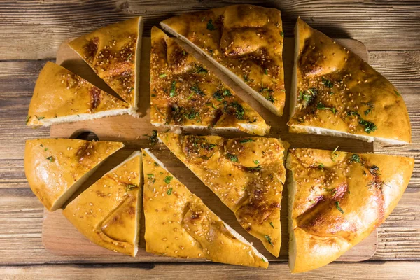 Pan Pita Rodajas Sobre Tabla Cortar Sobre Mesa Madera Vista — Foto de Stock