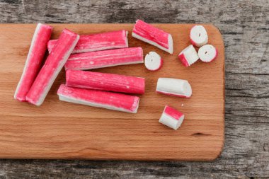 Rustik ahşap masa üzerinde kesme tahtası üzerinde sopa Yengeç