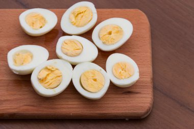 Ahşap masa üzerinde kesme tahtası üzerinde haşlanmış yumurta