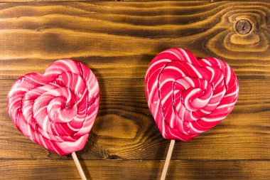 Lolipop ahşap arka plan üzerinde iki kalp şeklinde