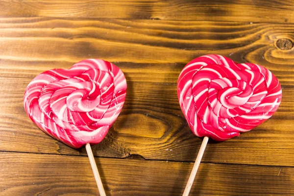 Dos Piruletas Forma Corazón Sobre Fondo Madera — Foto de Stock