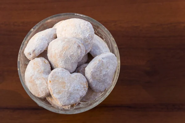 Szív Alakú Cookie Lemez Borított Porcukor Fából Készült Asztal Szemközti — Stock Fotó