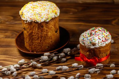 Ahşap masa dallarda Kukum ile Paskalya kek