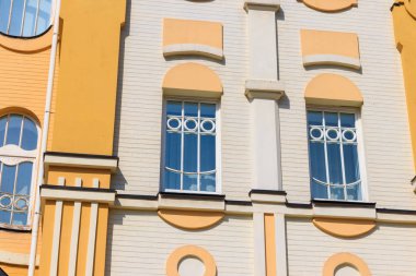 Modern çok öykülü klasik stil yakın çekim içinde bina cephe