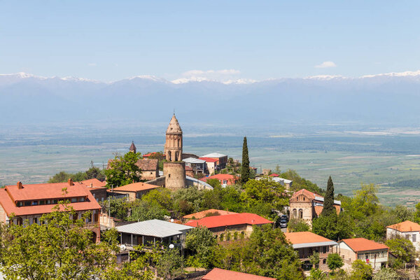 Вид на город Сигнаги и Кавказские горы в Кахетинской области, Грузия
