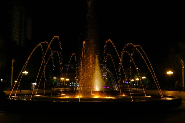 夜のBatumi通りの歌と踊りの噴水 — ストック写真