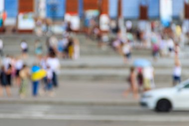 Şehir sokaklarında yürüyen insanların bulanık odaklı soyut arka planı. Tanımlanamayan yüzler