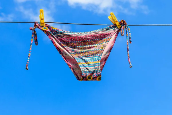 Traje Baño Femenino Secado Colgado Una Cuerda Contra Cielo Azul — Foto de Stock