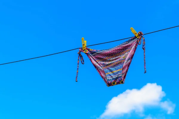 Traje Baño Femenino Secado Colgado Una Cuerda Contra Cielo Azul —  Fotos de Stock