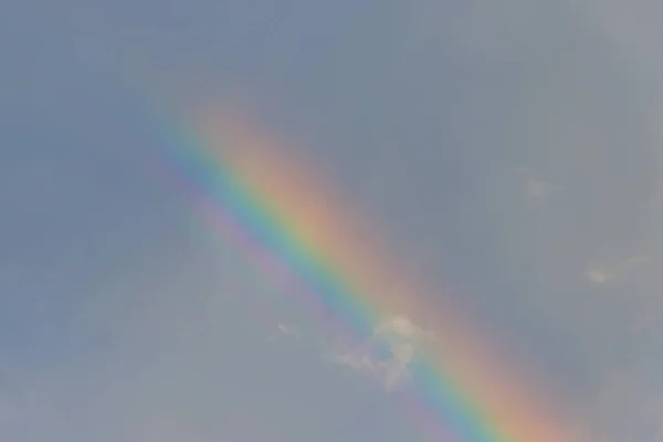 雨上がりの空にかかる虹 — ストック写真