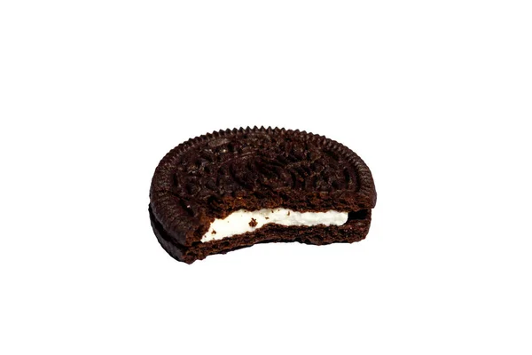 Укушенное Шоколадное Печенье Сливками Белом Фоне — стоковое фото