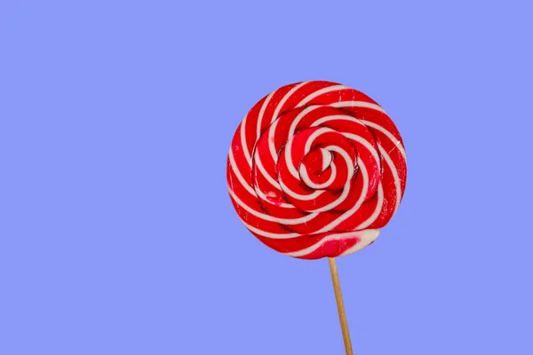 Sweet Красный Lollipop Синем Фоне — стоковое фото