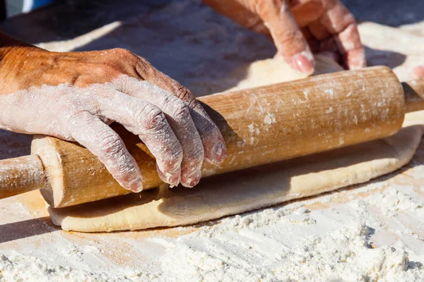 Les Mains Femme Déroulant Une Pâte Avec Rouleau Pâtisserie — Photo