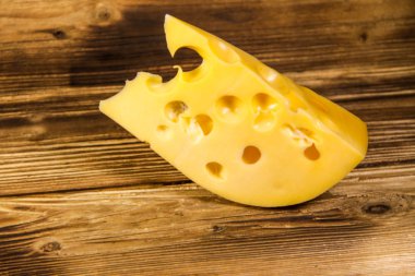 Ahşap arka plan üzerinde peynir parçası