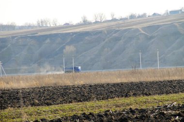 Kamyon sürücüleri dağ yolu üzerinde