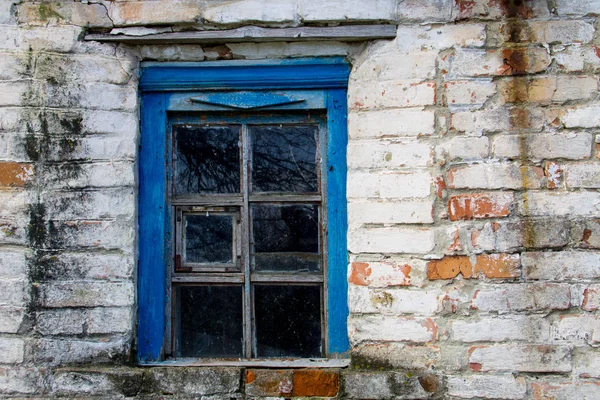 Μπλε Ξύλινο Παράθυρο Παλιό Τοίχο Από Τούβλα — Φωτογραφία Αρχείου