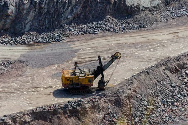 花崗岩採石場における鉱物資源の採掘 — ストック写真