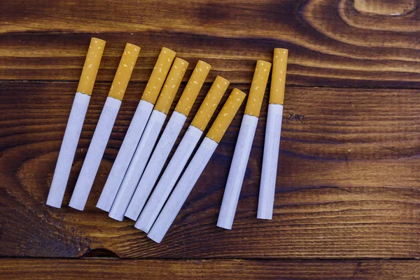 Тютюнові Сигарети Дерев Яному Столі — стокове фото