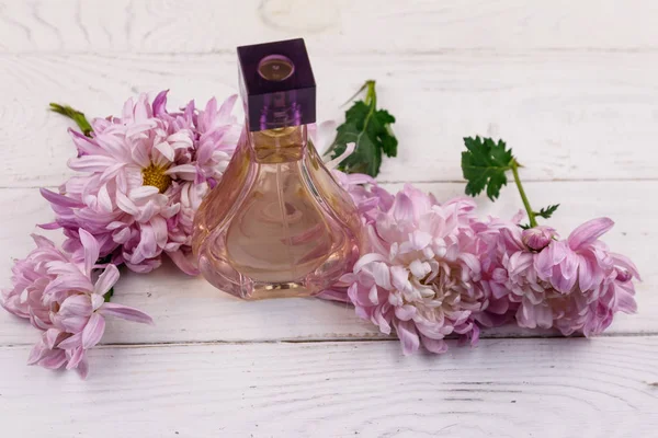 Femmes Parfum Avec Des Fleurs Sur Fond Blanc Bois — Photo