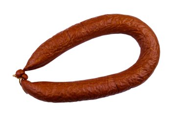 Beyaz arka planda izole edilmiş füme sosis.