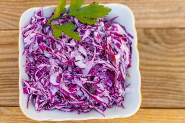 Kırmızı lahana salatası soğan ve mayonez ahşap tablo