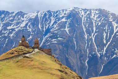 Gergeti Trinity Kilisesi (Tsminda Sameba), Holy Trinity Kilisesi