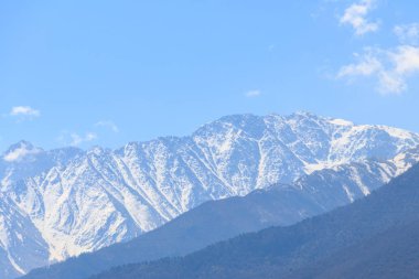 Gürcistan 'daki Kafkas dağlarının manzarası