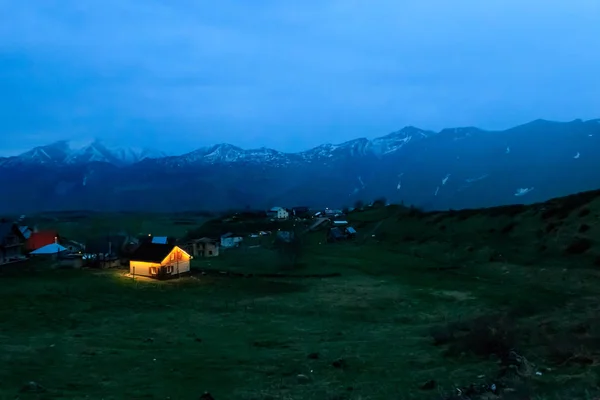 Vista de la aldea de montaña por la noche en Georgia — Foto de Stock