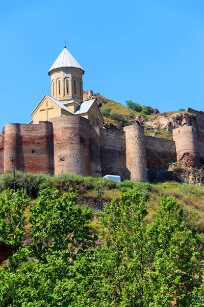 Impregnable ancient fortress Narikala and church of St. Nicholas — Stock Photo, Image