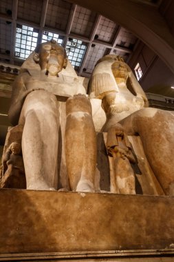 Amenhotep III ve Kraliçe Tiye ve kızları Henuttaneb içinde müze Mısır eski eserler Kahire, Mısır'daki devasa heykeller