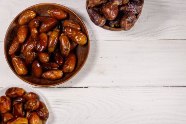 Kurumuş meyveler beyaz ahşap masada. Üst görünüm