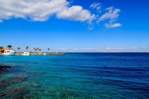 Vista da costa do mar Vermelho na praia em Hurghada, Egito — Fotografia de Stock