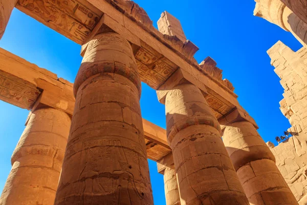이집트의 룩소르에 있는 카르나크 신전 복합 건물에 있는 거대 한 위선적 인 홀 — 스톡 사진