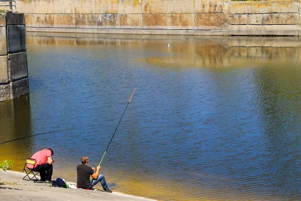 Fischer mit Angelruten am Ufer des Kanals — Stockfoto