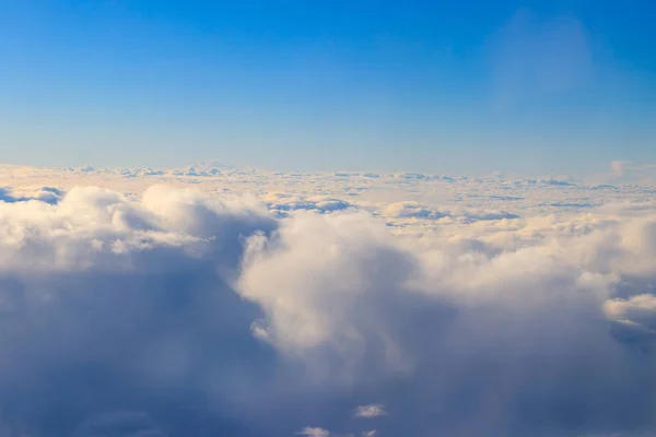 Lindas nuvens brancas no céu azul. Vista do avião — Fotografia de Stock