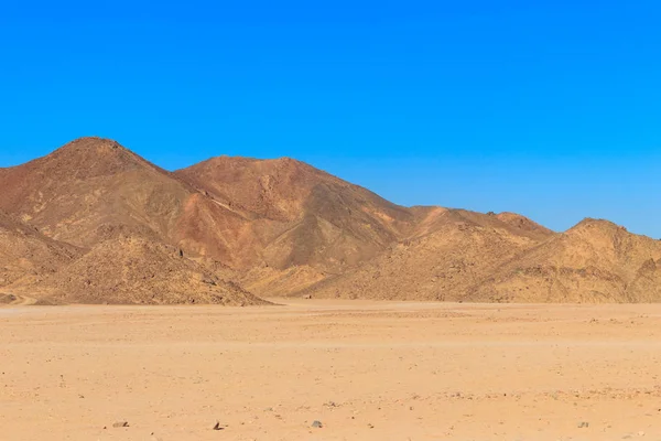 Kilátás az arab sivatag és a hegylánc Vörös-tenger Hills Egyiptomban — Stock Fotó