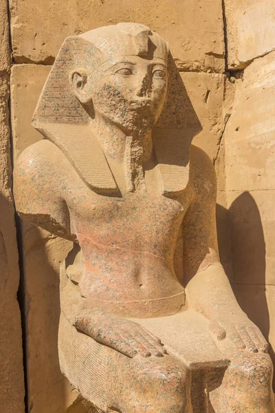 Estatua de faraón en el complejo del templo de Karnak en Luxor, Egipto — Foto de Stock