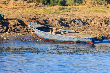 Nil nehri kıyısında eski bir balıkçı teknesi, Mısır