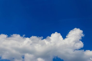 Mavi gökyüzünde beyaz bulutlar