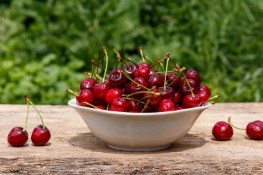 Rustik ahşap masa açık taze kiraz ile kase