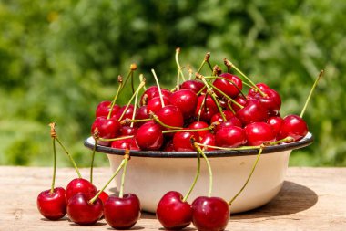 Rustik ahşap masa açık taze kiraz ile kase